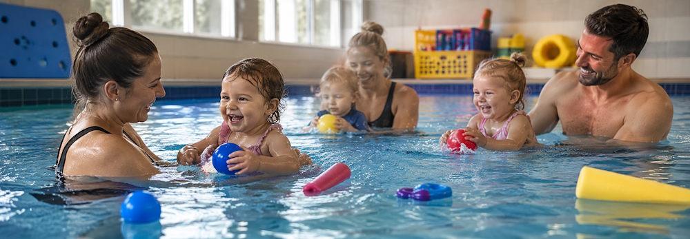 Kinder beim Kleinkindschwimmen und Eltern-Kind-Schwimmen im Schwimmbad Leipzig